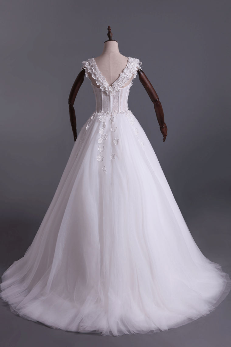 2023 Wedding Dresses Off Shoulder With Handmade Flowers And Chapel Train